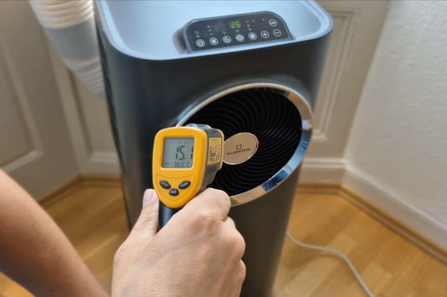 Digitales Thermometer zeigt 15 Grad Celsius auf der Klarstein Kraftwerk 12.000 BTU direkt am Auslass gemessen